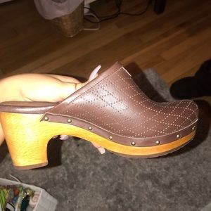 Brown Ugg clogs